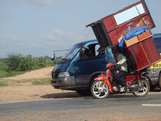 motorcycle-carrying-cargo.jpg.bb5d9bec31b4784a36f52778f46800e3.jpg