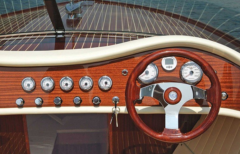 02-comitti-28-venezia-classic-boat.jpg.513412a67e51687ff7d8931346a42f51.jpg