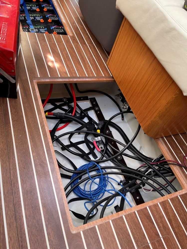 Kabelsalat.jpg.cd3bf7ef29483c437575161392a6786f.jpg